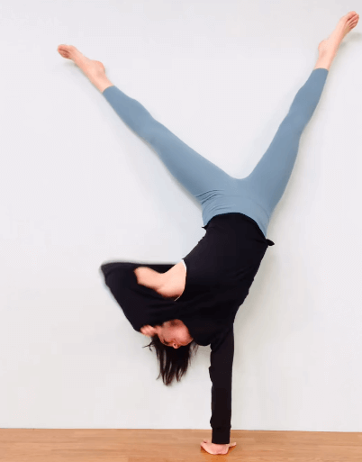 「服は逆立ちをして脱ぐタイプです」美女トレーナー、”たまには許してください”と”個性凝縮・倒立トレ動画”を披露！身体能力にファン驚愕