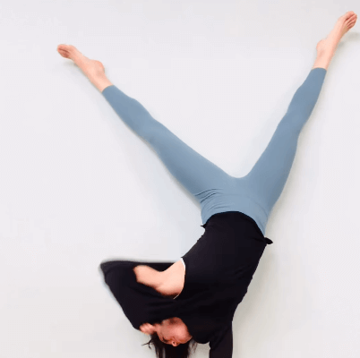 「服は逆立ちをして脱ぐタイプです」美女トレーナー、”たまには許してください”と”個性凝縮・倒立トレ動画”を披露！身体能力にファン驚愕