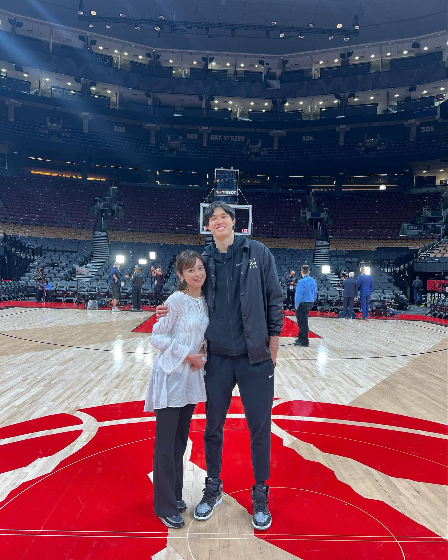 久慈暁子さんが渡邊雄太との入籍を発表し新婚２ショットを披露！「婚約おめでとうございます🎉🥰✨」