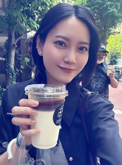 「怖すぎる顔してた」イメチェンし話題の美人タレントの背後に映る人物が話題に