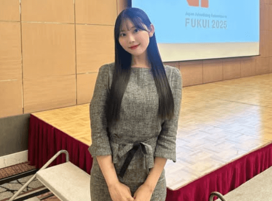 美女アナウンサー、大勢を前に司会を担当！会場ショットを披露しファン魅了「こんなかわいい人が同期にいるのが羨ましい」