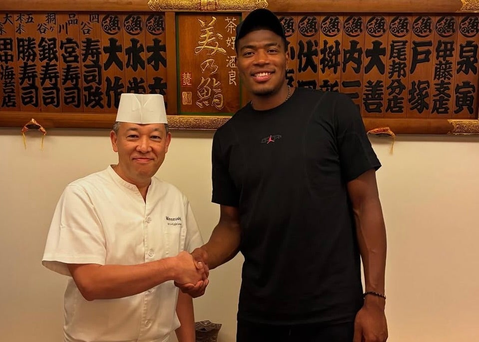 富山のスター八村塁、美乃鮨に来店　地元で見せたリラックスした表情