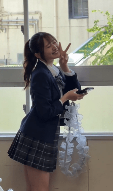 「制服が可愛いなぁ」「青春やなぁ」元アイドルの激カワモデル、