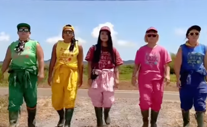 農業女子プロレスラー橋本千紘が見せた“イケナイ草刈り”の爽快ワークSHOT