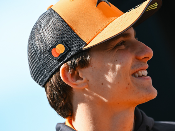 マクラーレン・オスカーが“笑顔のパドック散歩”を披露！Zandvoortで見せた自然体ショットに反響