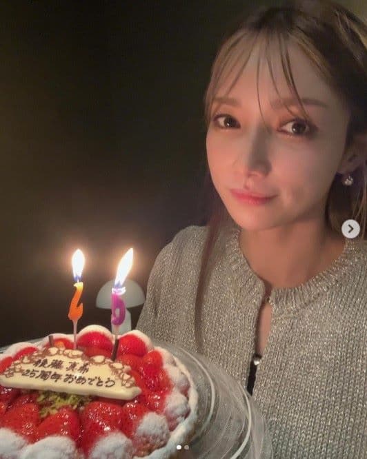 デビュー25周年の後藤真希、お祝いのケーキとともにパシャリ