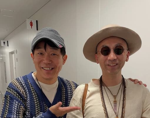 ペナルティ・ヒデがファンキーモンキーベイビーのモン吉とツーショットを披露