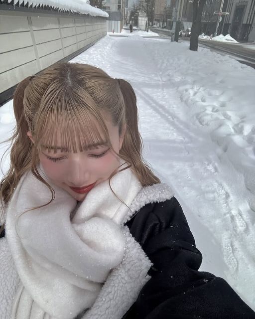 雪の妖精！？芹澤もあ、雪景色バックの激カワ自撮りショットにファンメロメロ！