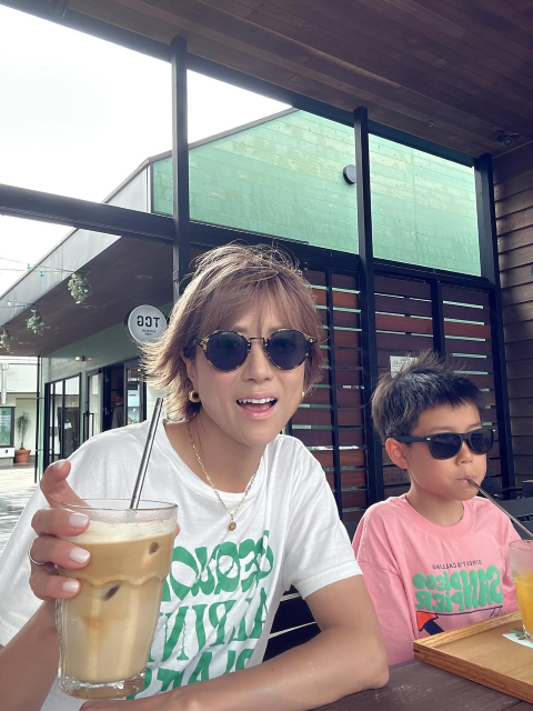 宮古島満喫のhitomi、"おそろいグラサン親子 in オシャレカフェ"ツーショットがカッコ良すぎると話題に！