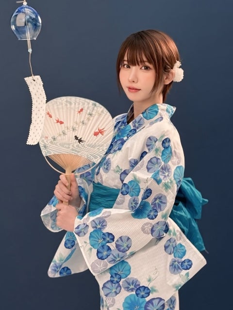 えなこ、朝顔柄の浴衣姿を披露。風鈴とうちわを手に、涼やかな佇まいで夏の風情を感じさせる一枚