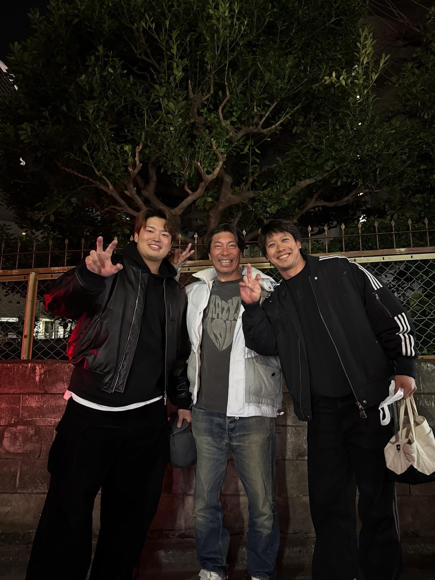 ホワイトソックス移籍の村上宗隆、豪華スリーショットに 「シカゴへ行っても応燕します」