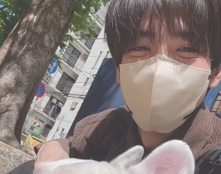 「癒しが渋滞してる…！」松島聡、愛犬ビスくんとの“ふがふが日光浴”ショットにファン悶絶