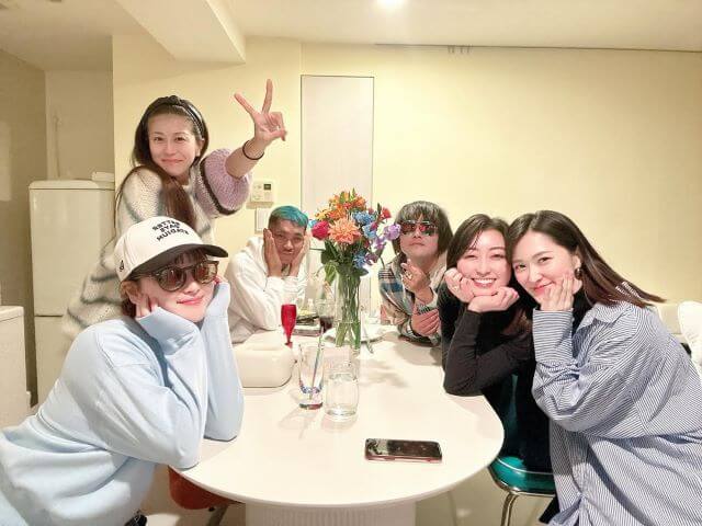 鈴木奈々、仲良しメンバーとホームパーティー！リラックスした笑顔が素敵すぎる！