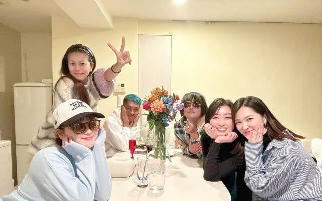鈴木奈々、仲良しメンバーとホームパーティー！リラックスした笑顔が素敵すぎる！
