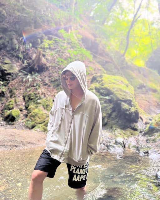 山田涼介が自然豊かな土地へ🌳くつろぎショットにファンは「かっこよすぎ！！！！！👏」の声