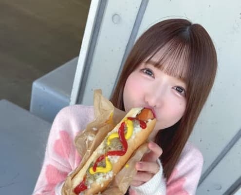 「コストコデートしよ〜」もえあずがホットドックを頬張るショットを投稿