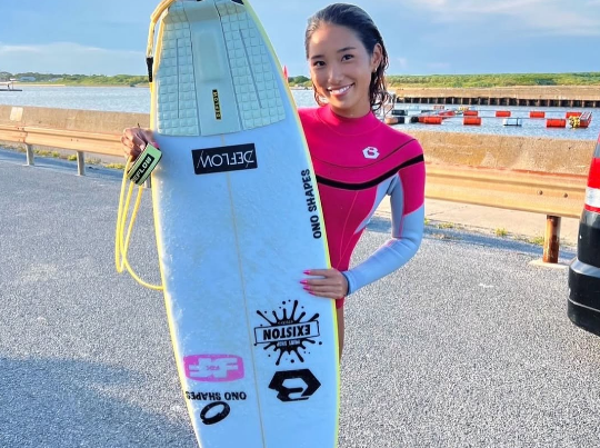 「素敵な人魚姫さま」美女サーファー・久保杏奈、ピンクウェットスーツ姿の美ショットを披露！ファンうっとり