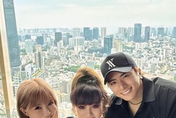 「なんだこのキラキラした家族は」Yushiが公開した母の日ショットに称賛の声！