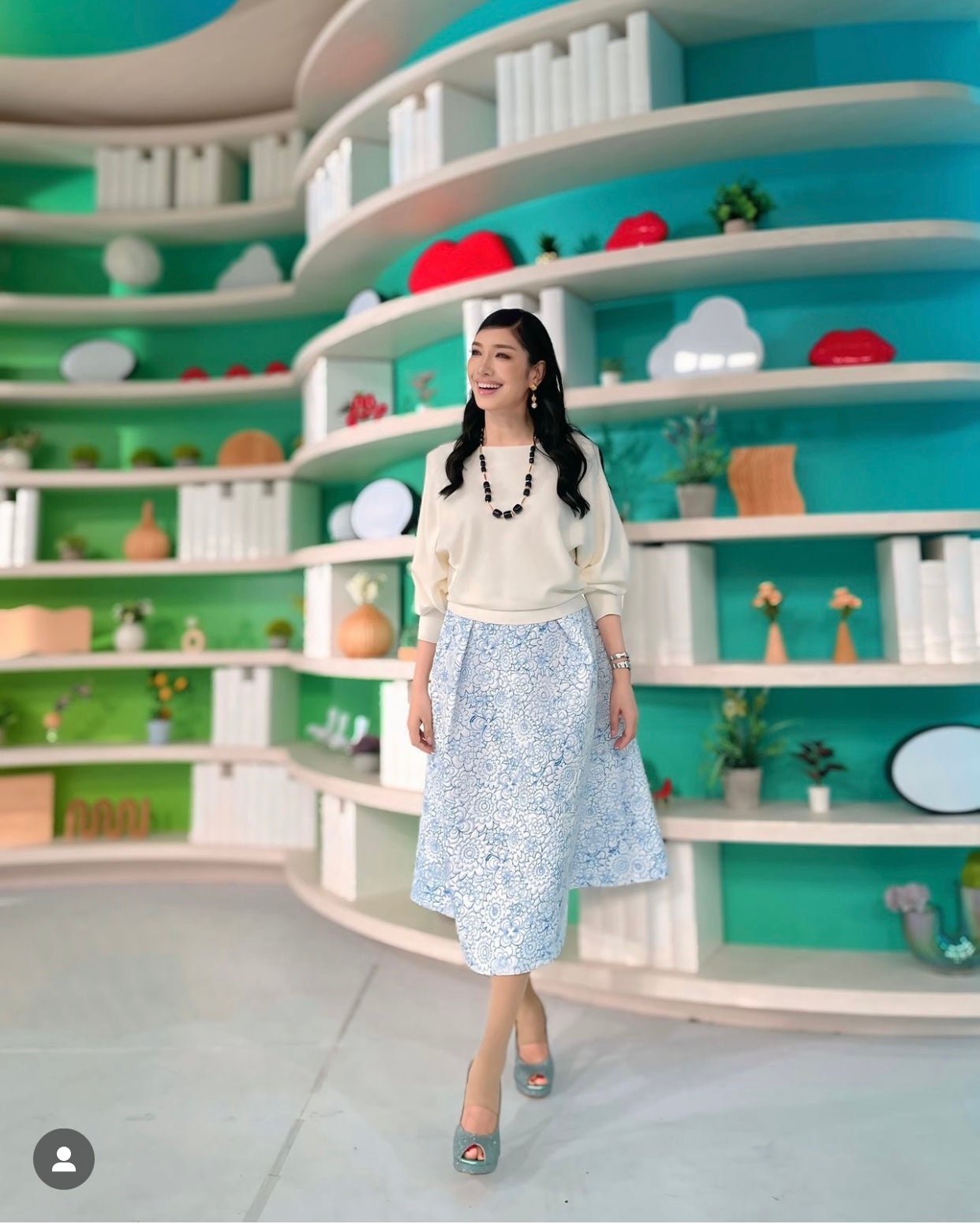 「アン・ハサウェイみたい」アンミカの爽やか秋コーデが話題に！！！