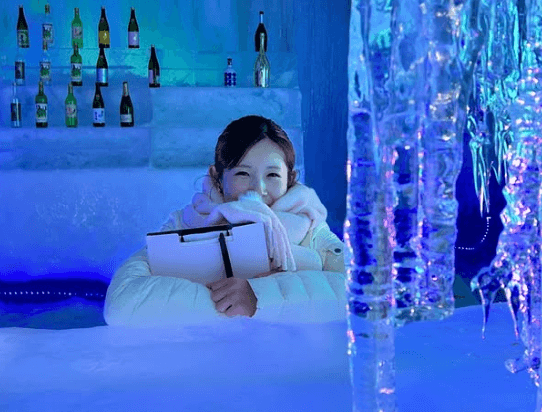 「氷の世界に突入した美女」元チアガールのNHKキャスター、氷柱ワールドで魅せた”マネージャー風の笑顔”が女神すぎと話題