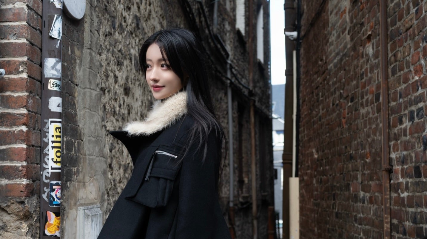 美女インフルエンサー・夏帆、路地裏での一枚を公開　クールな冬コーデに注目