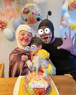 人気タレント 息子がギャン泣き?!衝撃家族ショットが話題に 全身タイツで登場