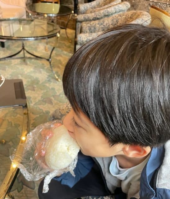「お顔と同じくらいのおっきいおにぎり」市川海老蔵、息子の朝ごはんシーンを公開！大きなおにぎりを頬張るショットにファンが癒される