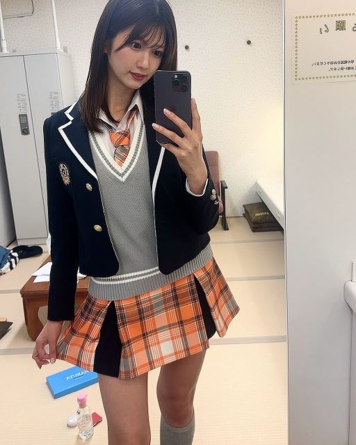 ABEMAアナ・瀧山あかね「ミニスカ制服」で美脚チラリにファン歓喜！
