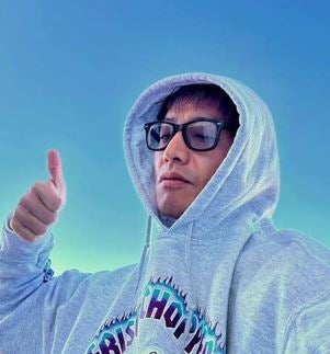 キムタク、青空の下でサムズアップ！パーカー×サングラスで魅せる無敵のカッコよさ