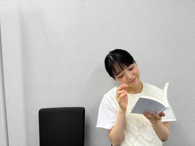 「隣で読書したい」清楚な笑みにキュンが止まらない…！あの女優が日常の1コマを公開