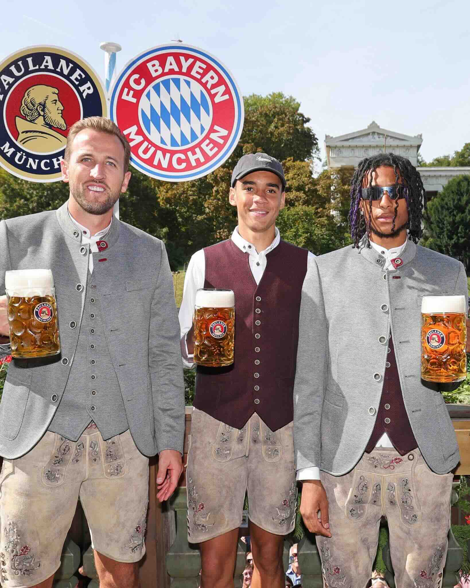 バイエルンが恒例の”ビール祭り”に参加！ 選手の伝統衣装姿がカッコ良すぎる