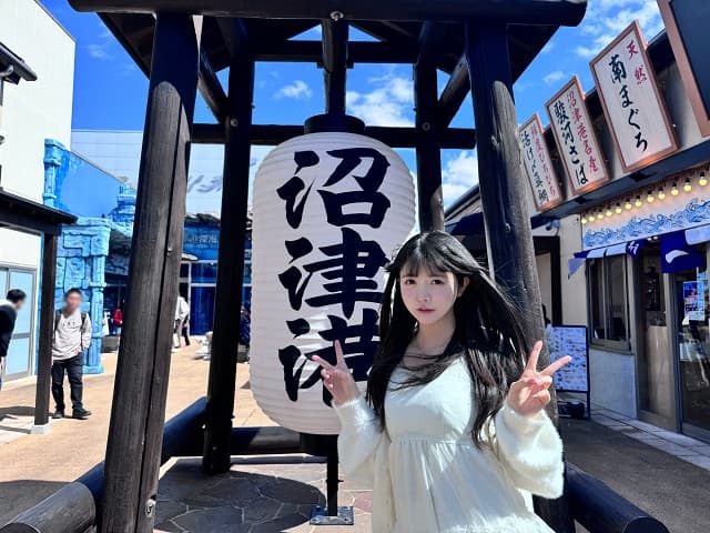 「絵になりますね」”カップルに撮ってもらった”アイドルの一人旅ショットをファン絶賛！