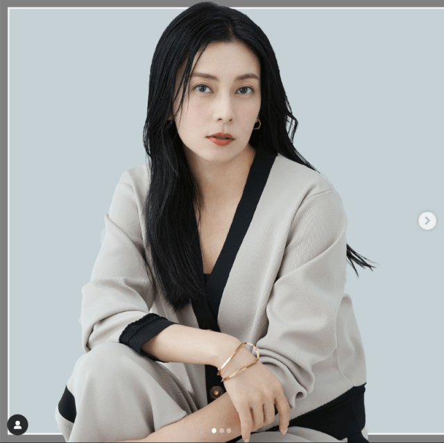 柴咲コウ「ざっくり胸元」ジャケットもCOOLに着こなす！