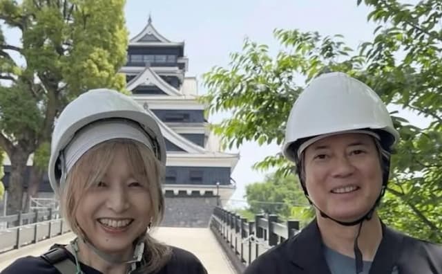 唐沢寿明＆山口智子、ヘルメット姿で熊本城へ！夫婦で届ける“復興エール”