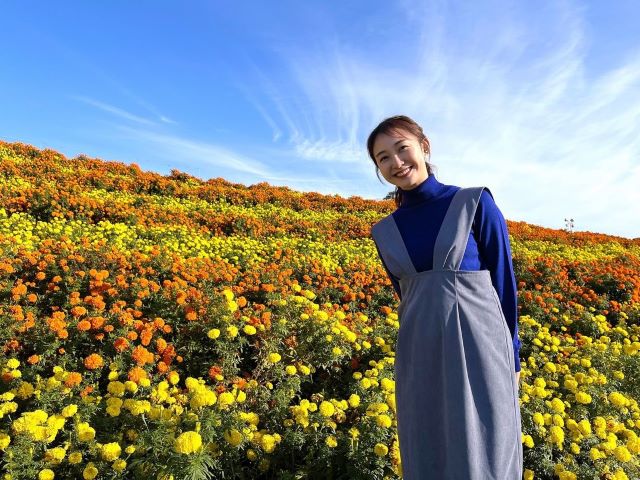 「花のような笑顔」日テレアナ・杉原凛、マリーゴールドバックにパシャリ！