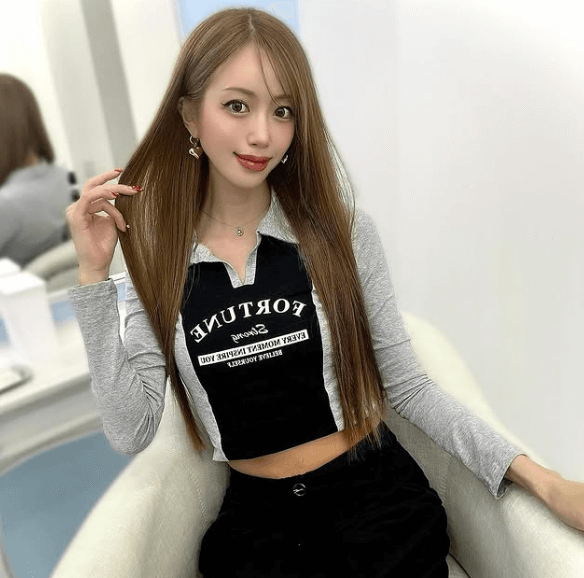 「サラサラヘアーだねェ…」17万フォロワーの超人気Rクイーン、充電中のエネルギー・ショットが優雅すぎる！「美人で可愛い」