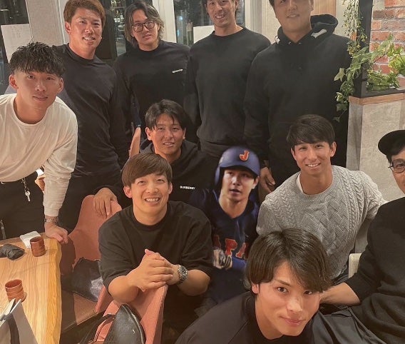 千葉ロッテ恒例「外野手会」にいるはずのない「侍戦士」の姿が！？