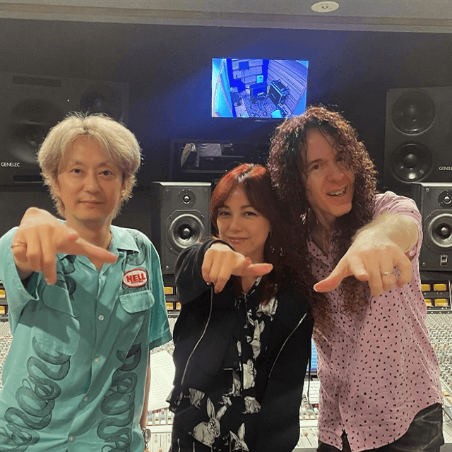 相川七瀬、レコーディングでボーカルパートを終えホッと一息・メンバーとの３ショットも