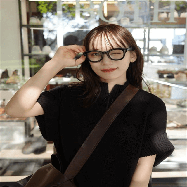 人気モデルの由布菜月、男子”ガチ惚れ”のメガネウインクショットにファン「スタイルも良すぎ」と絶賛