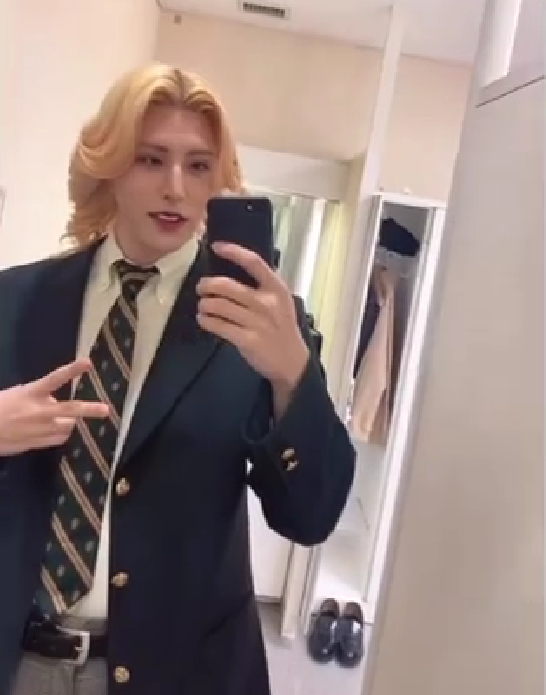 ローランド「卒業式以来」の帝京高校制服姿披露「制服デートとかしてみたい人生でした」