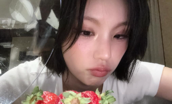 イチゴより甘い視線…」YEJI、ナチュラルすぎる“プライベートショット”に世界中からハート殺到