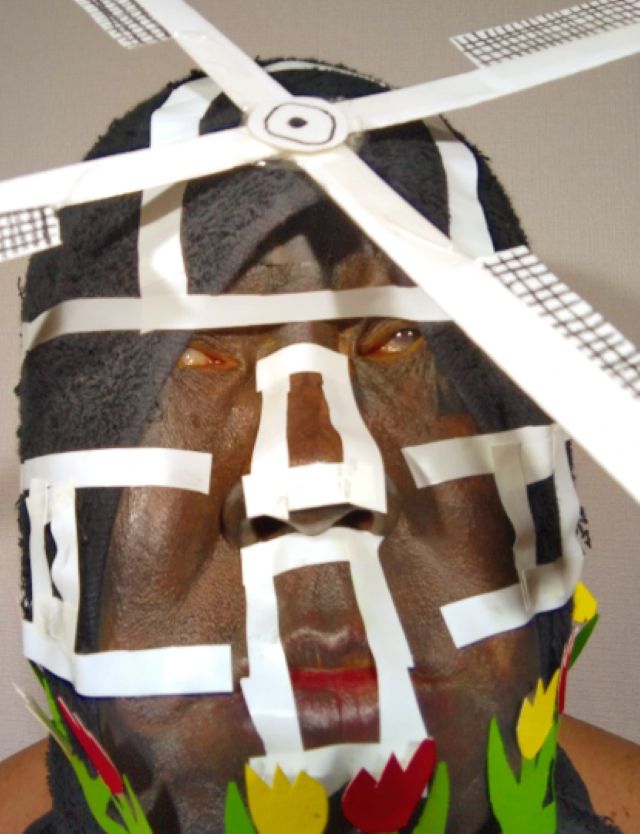 本物に負けないくらいのインパクト！石塚英彦がハウステンボスの風車になりきる