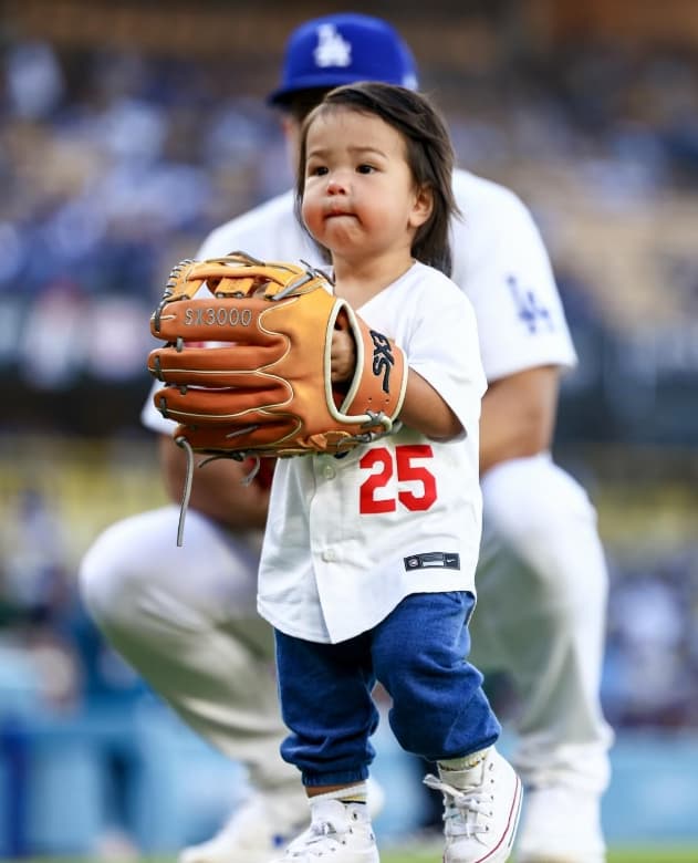 「これはズルい…‼」「可愛すぎる」父のグローブで始球式に…感動の声殺到！