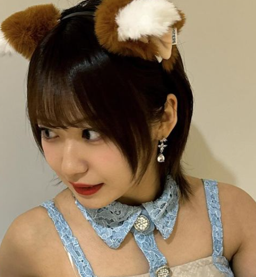 美人アイドルの“肩だし”ドレスが話題　キツネ共演にファンも虜