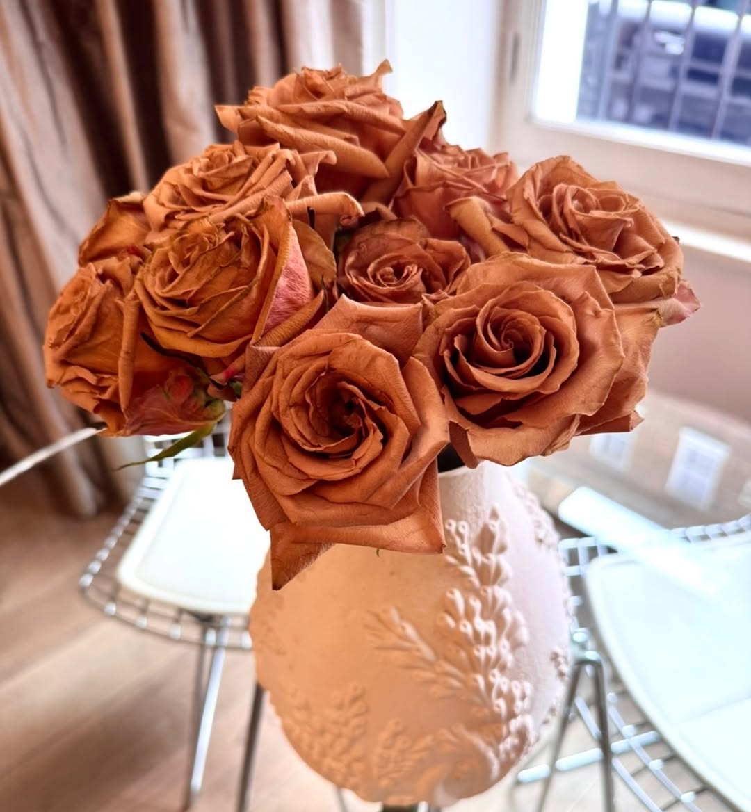 「色だけが記憶を語る朝…」あの大物女優、セピア色のバラが記憶を呼び起こすおはよう投稿