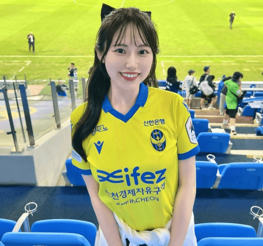 「ユニ姿が可愛すぎて…」人気サッカー美女子、”めっカワ”なリボン＆ユニフォーム姿を披露！海外ファンもベタ褒め