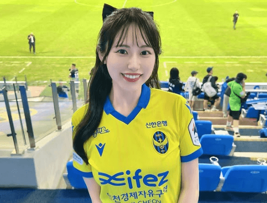 「ユニ姿が可愛すぎて…」人気サッカー美女子、”めっカワ”なリボン＆ユニフォーム姿を披露！海外ファンもベタ褒め