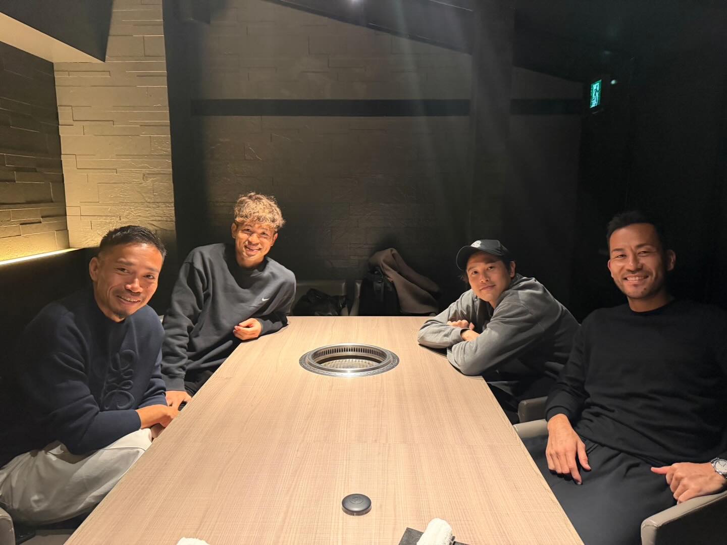 レジェンドDFが集結 長友佑都が内田篤人らと会食　豪華すぎるメンバーに反響