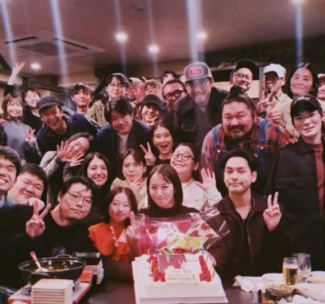 「気付いたら巨大な家族に」吉岡里帆がガンニバルファミリーで集合写真！