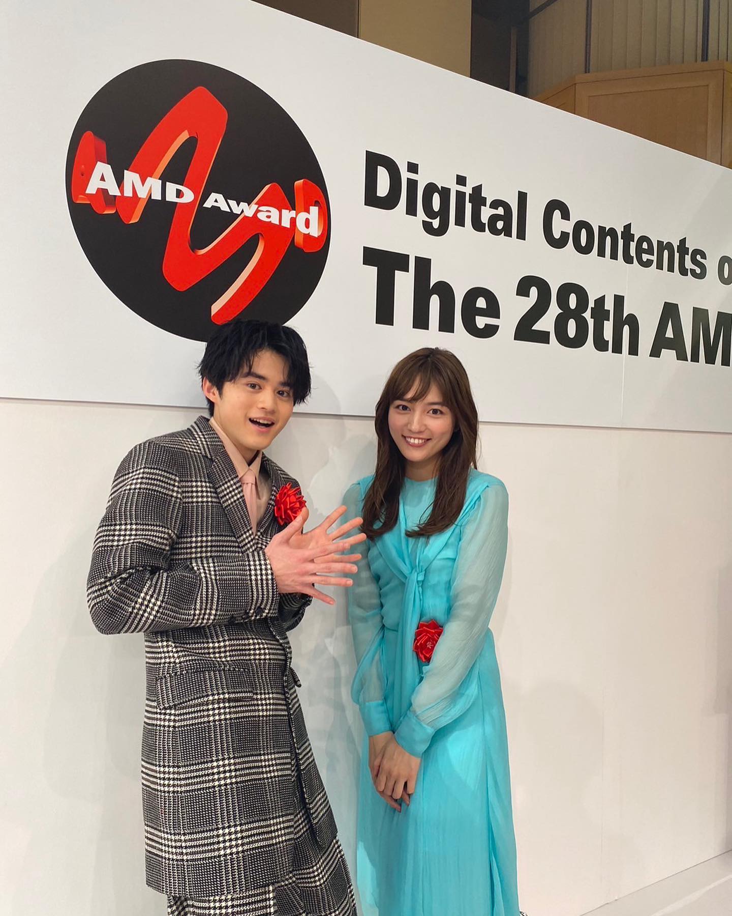 目黒蓮出演「silent」受賞で川口春奈が鈴鹿央士とのツーショット公開✨